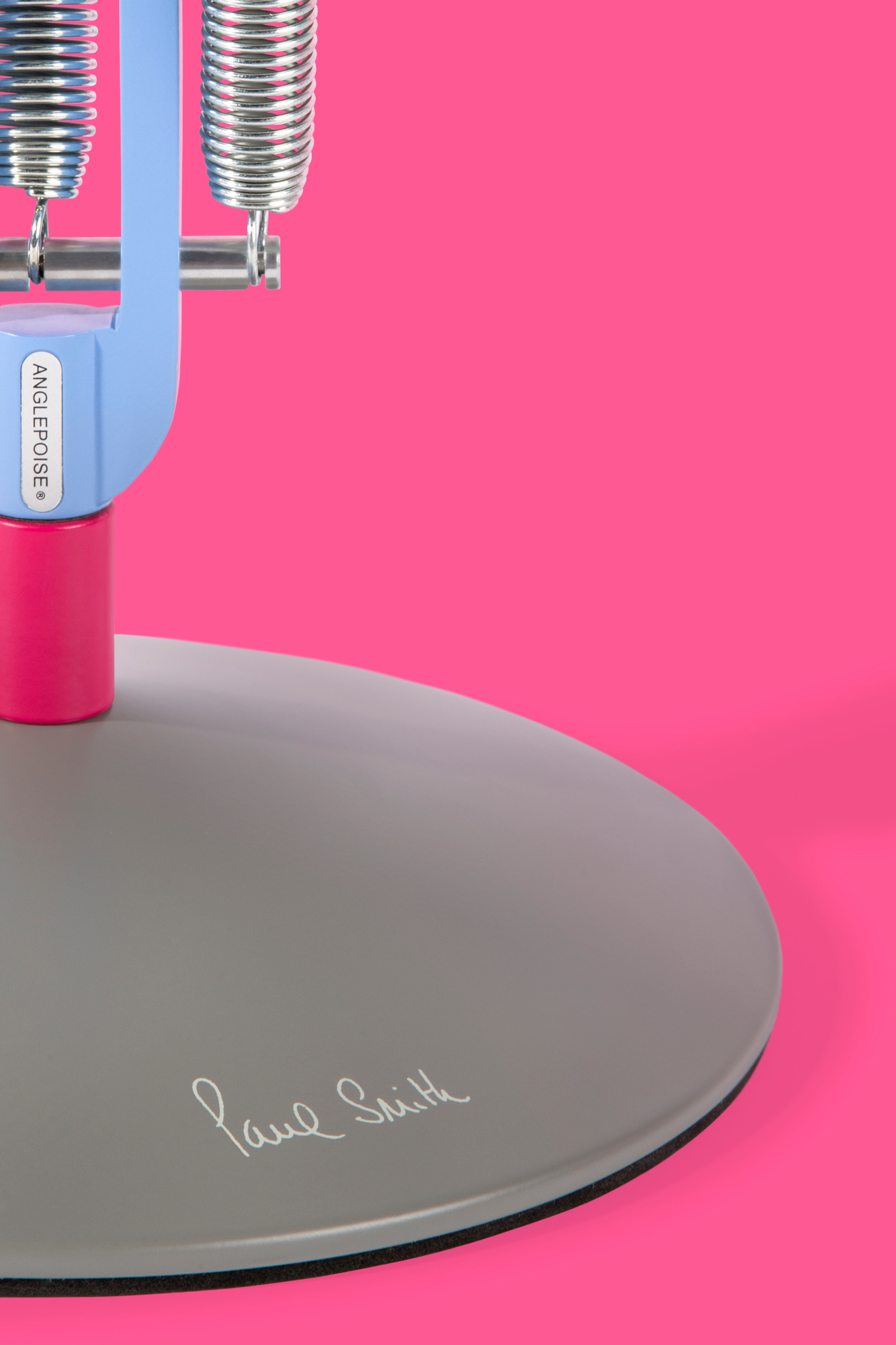 Detailaufnahme der Anglepoise Type 75 Mini Paul Smith Edition Tischleuchte, Design-Klassiker mit farbenfroher Gestaltung und Signatur.