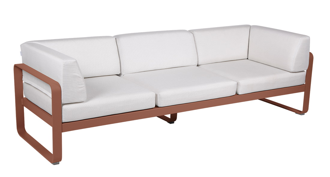 Fermob Bellevie 3-Sitzer Outdoor Sofa mit weißer Polsterung und bronzefarbenem Aluminiumgestell für Garten und Terrasse.