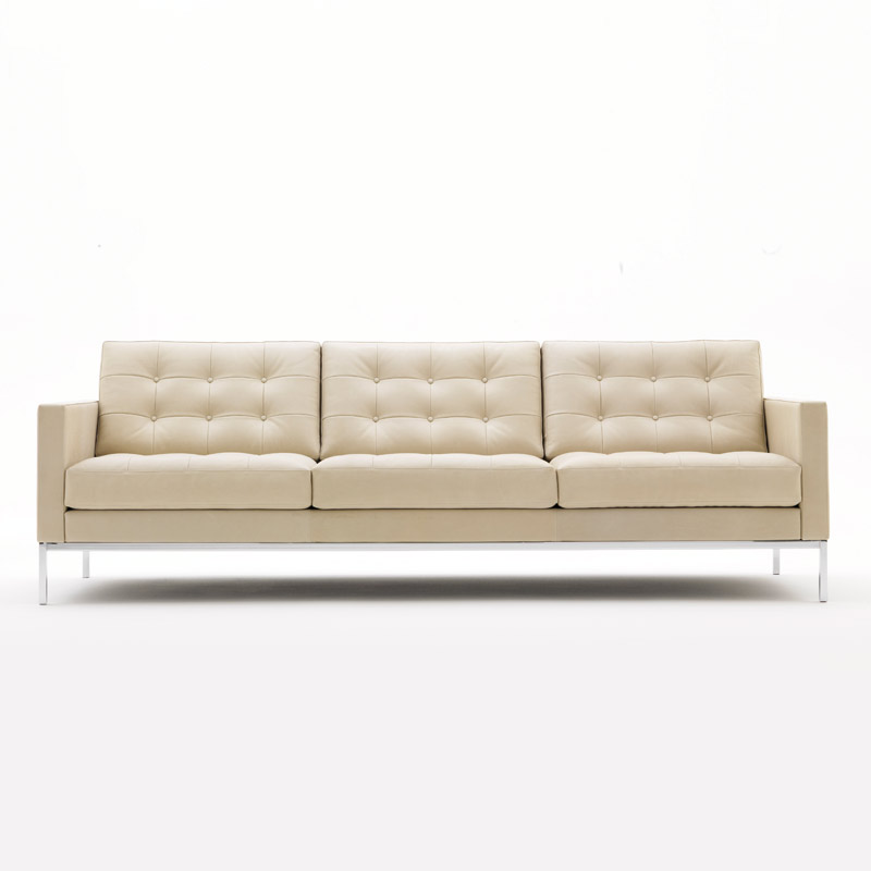 Beiges Florence Knoll RELAX Sofa von Knoll International mit Knopfheftung und Chromgestell.