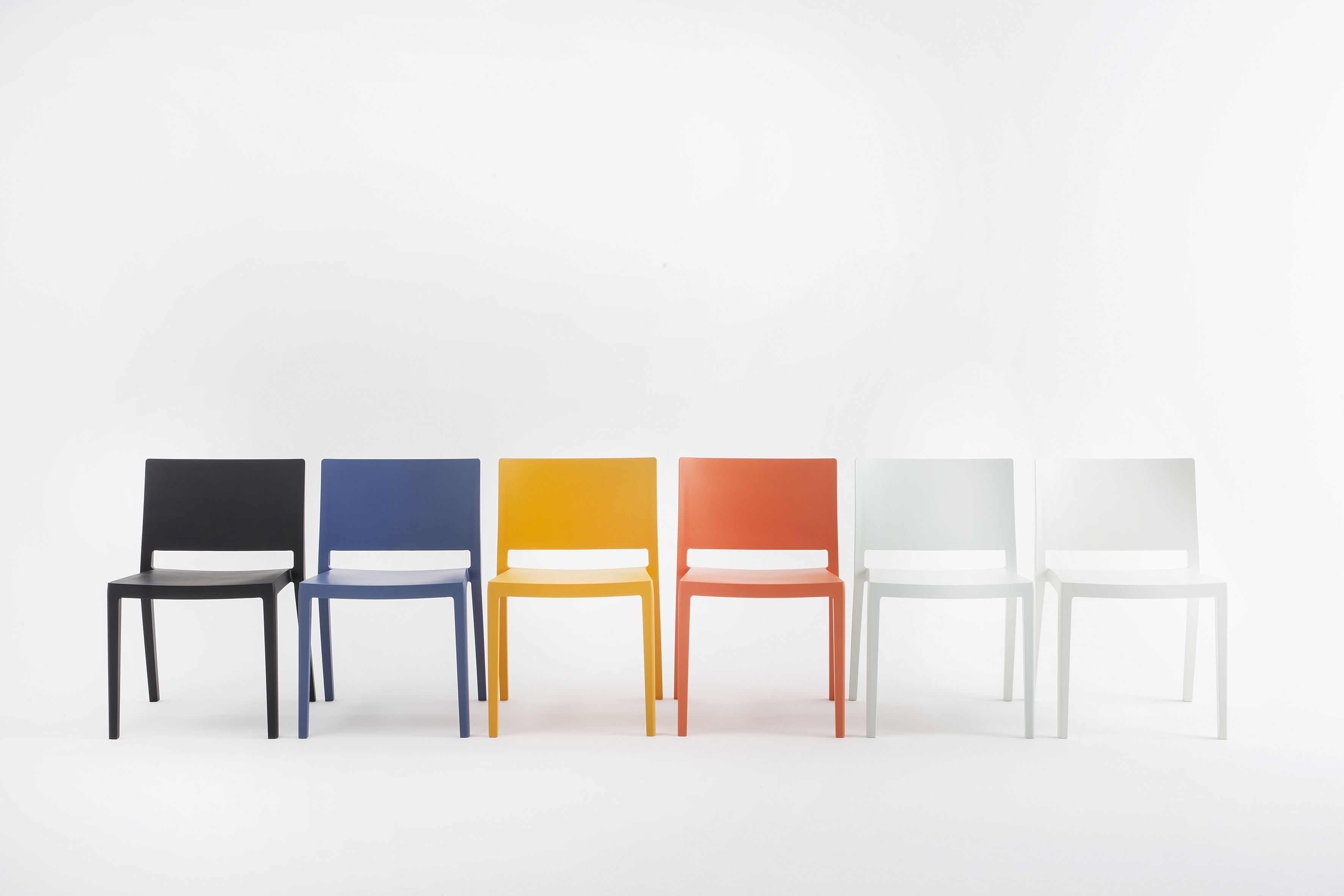 Reihe von bunten Lizz Stühlen von Kartell, moderne Design Stühle für Esszimmer und Küche.