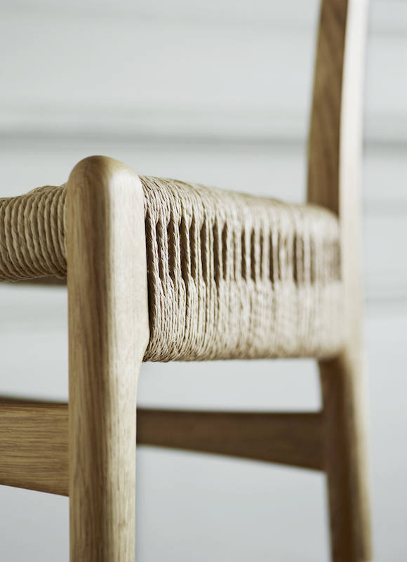 Detailaufnahme des CH23 Stuhls von Carl Hansen & Søn mit schwarzer Kordel und Eichenholz.
