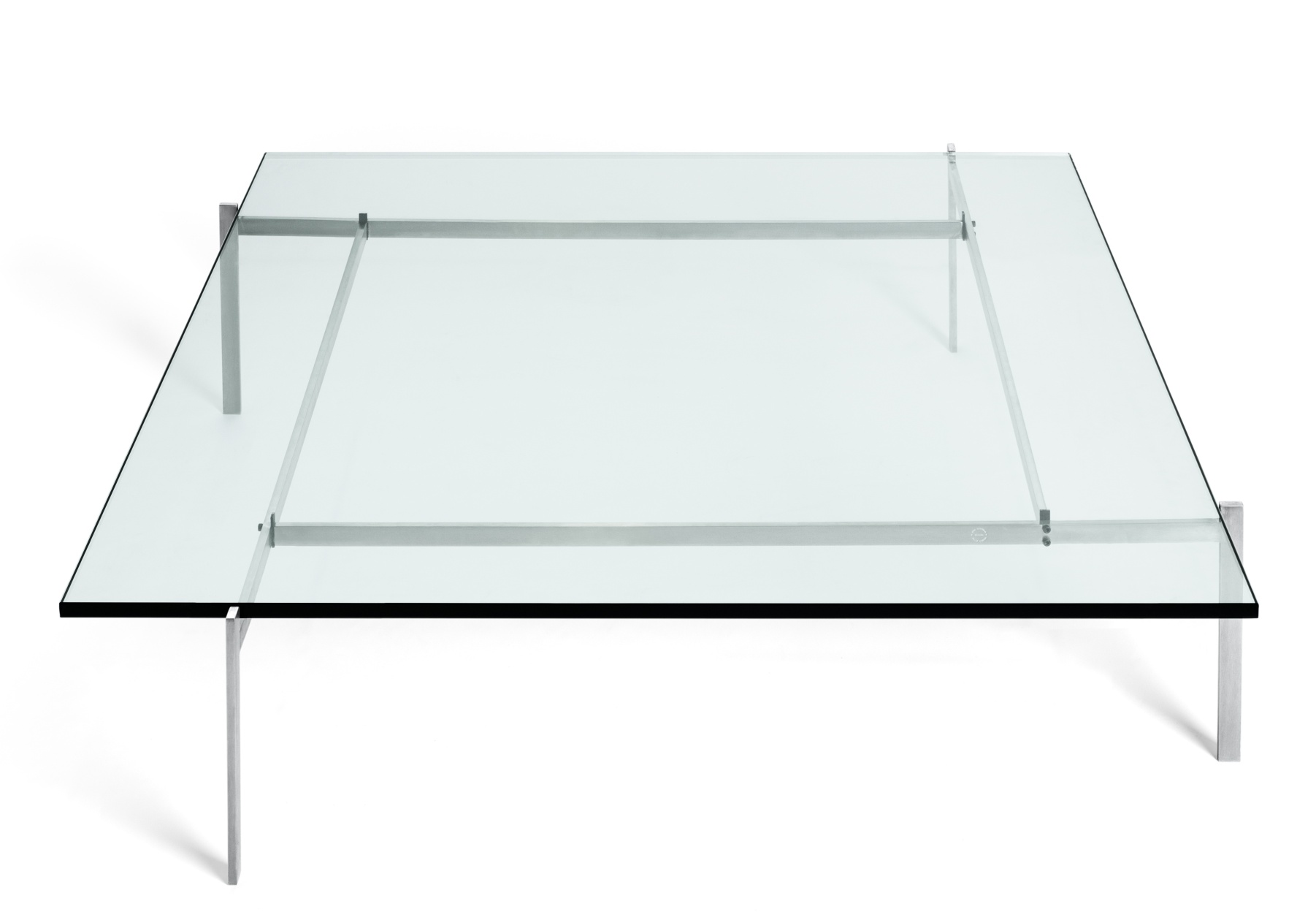 PK61 Couchtisch von Fritz Hansen mit quadratischer Glasplatte und filigranem, silberfarbenem Stahlgestell.