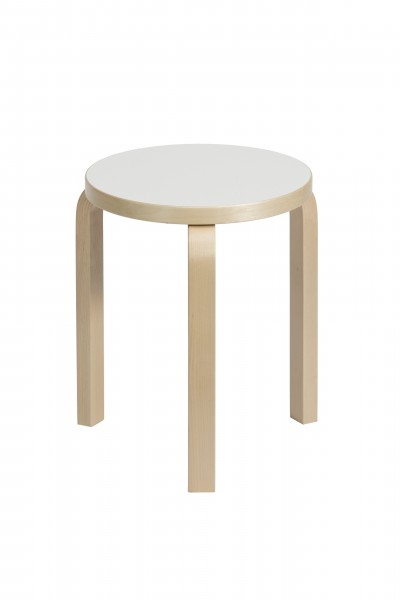 Artek Hocker 60: Klassischer, dreibeiniger Holz Hocker mit weißer Sitzfläche, skandinavisches Design.