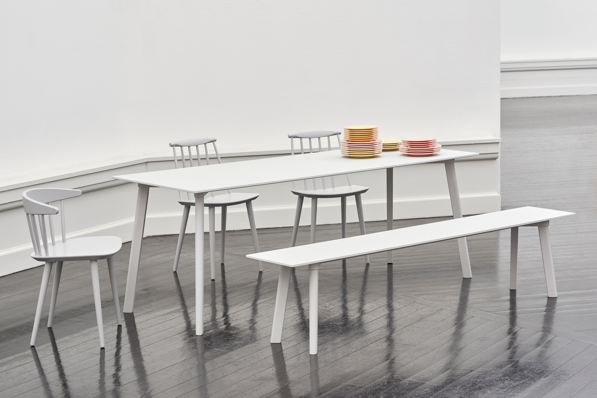 Heller Essbereich mit Hay J104 Stuhl, Tisch und Bank in Weiß. Modernes Design.