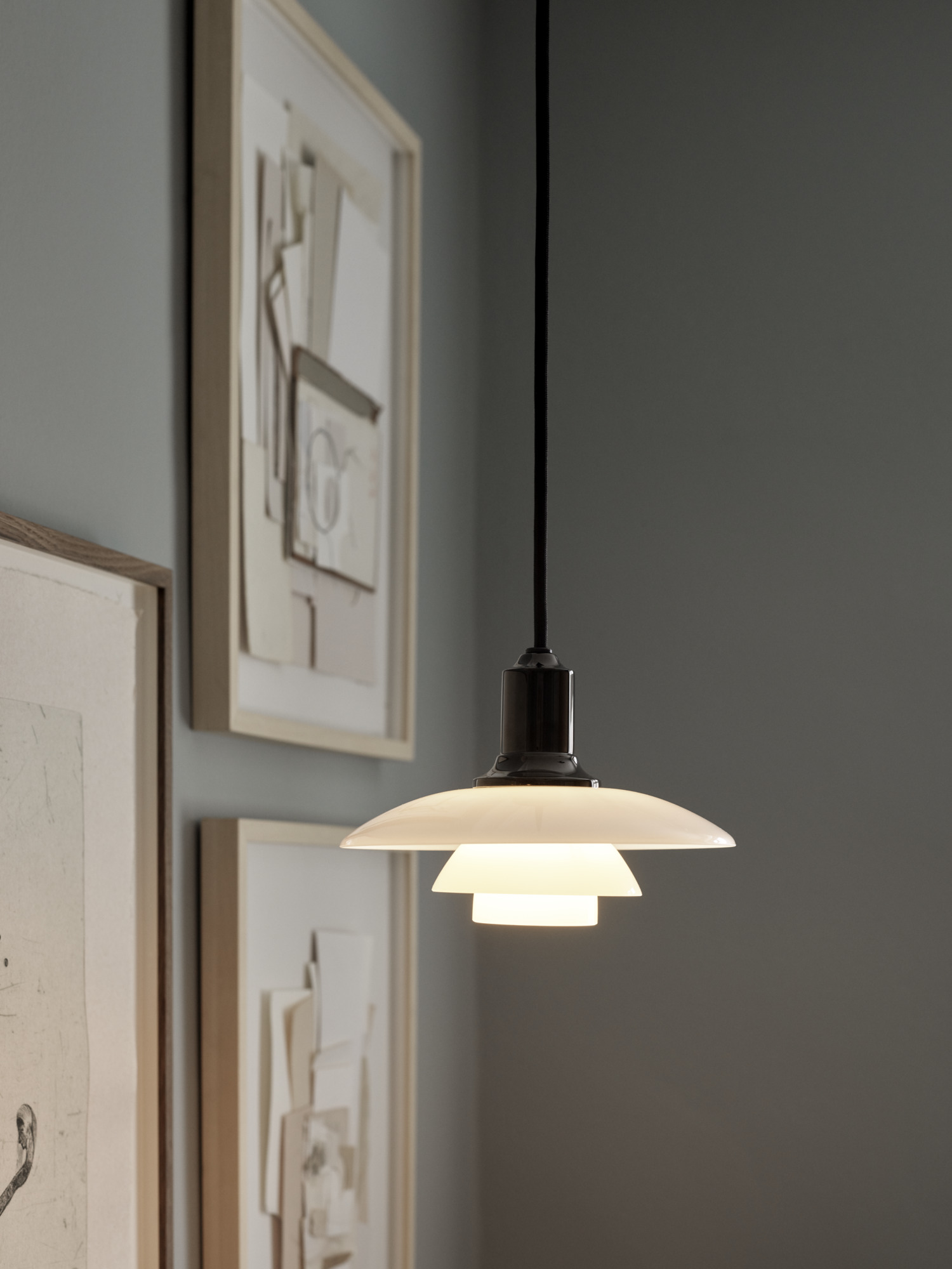Nahaufnahme der PH Pendelleuchte von Louis Poulsen, ein Designklassiker für stilvolle Beleuchtung.