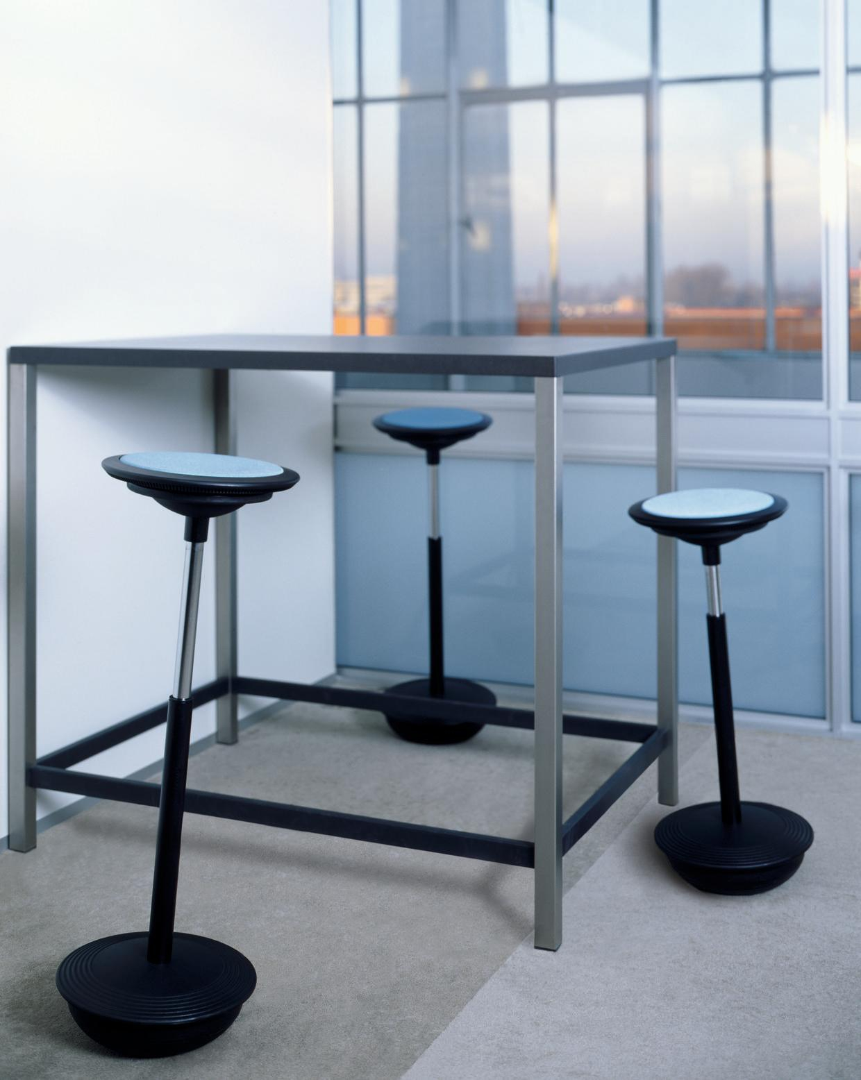 Stitz Stehhocker von Wilkhahn mit blauem Sitzpolster und schwarzem Fuß, ideal für ergonomisches Sitzen.