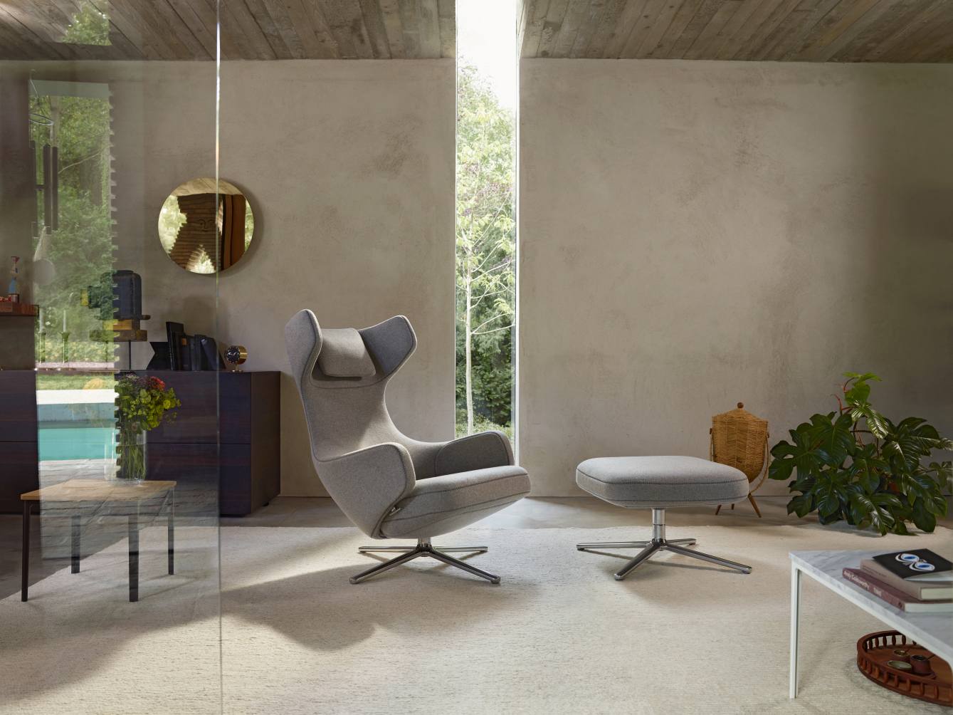 Vitra Grand Repos Sessel mit Ottoman in Rauchblau, Premium Leder und Kontrastnaht.