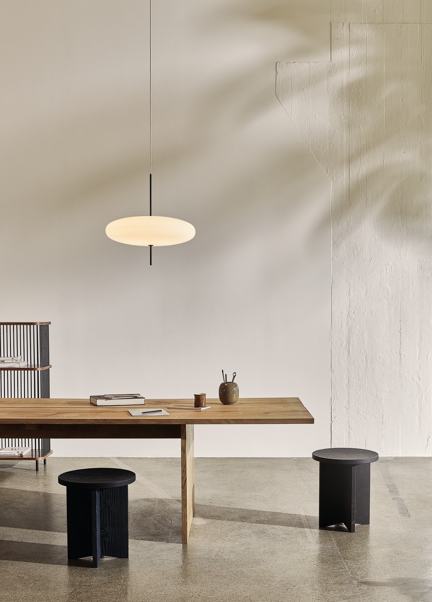 Weiße Astep Deckenleuchte Model 2065 über Holztisch, minimalistisches Design für Wohnzimmer und Esszimmer.