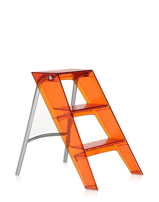 Orangefarbene Kartell Upper Klappleiter mit zwei Stufen und silberfarbenem Gestell auf weißem Hintergrund.