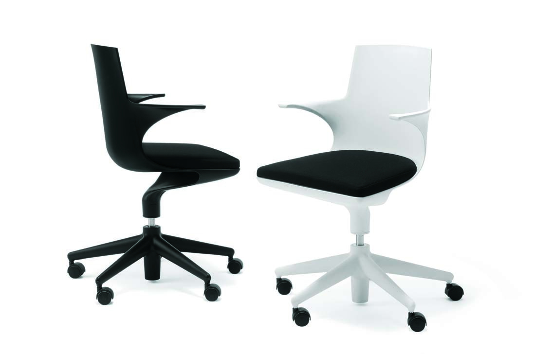 Zwei Spoon Chairs von Kartell: Ein schwarzer Drehstuhl und ein weißer Drehstuhl mit schwarzem Sitzkissen.