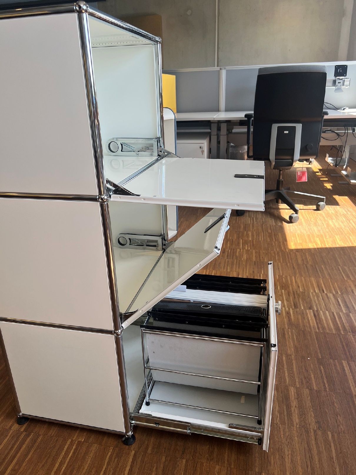 USM Haller dressoir met 2 draaideuren bovenaan/in het midden en 1 uittrekbare deur met hangruimte onderaan spierwit showroommodel/gebruikt meubel 
