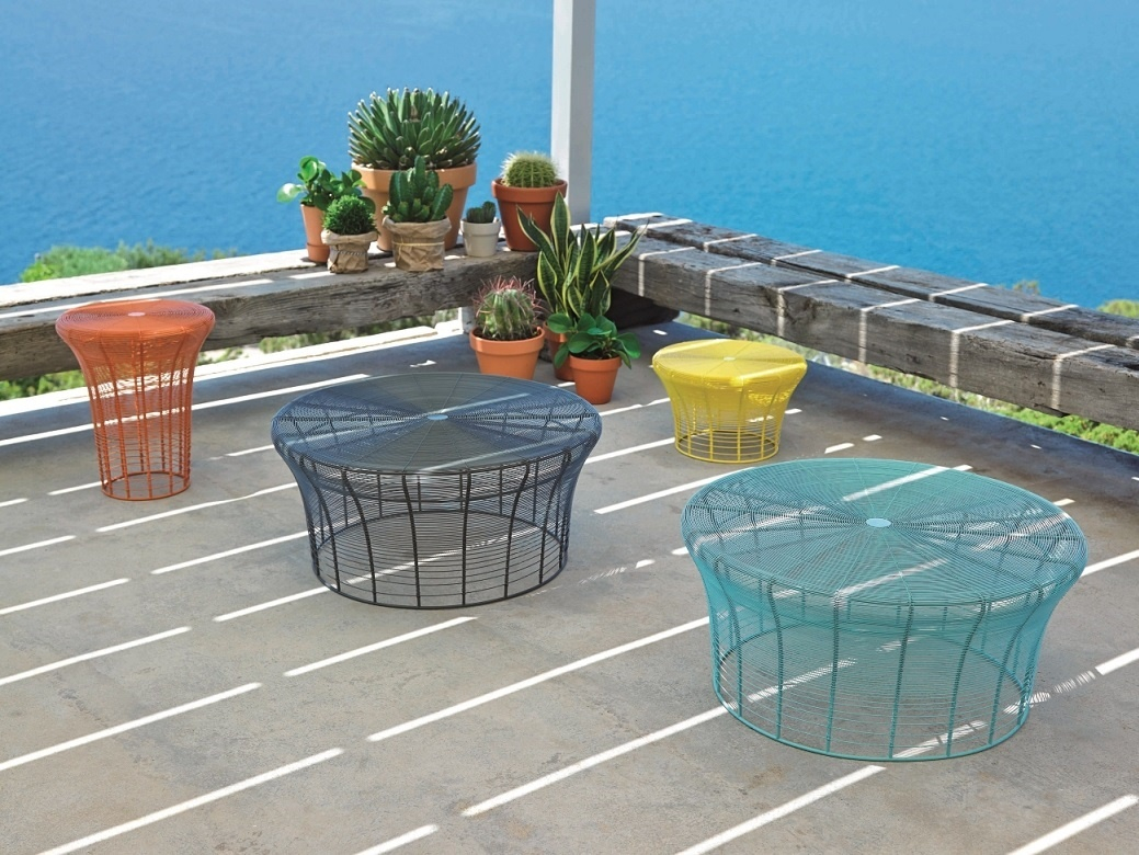 Anthrazitfarbener Aram Tisch von GAN, runder Draht-Couchtisch im Outdoor-Bereich mit Meerblick.