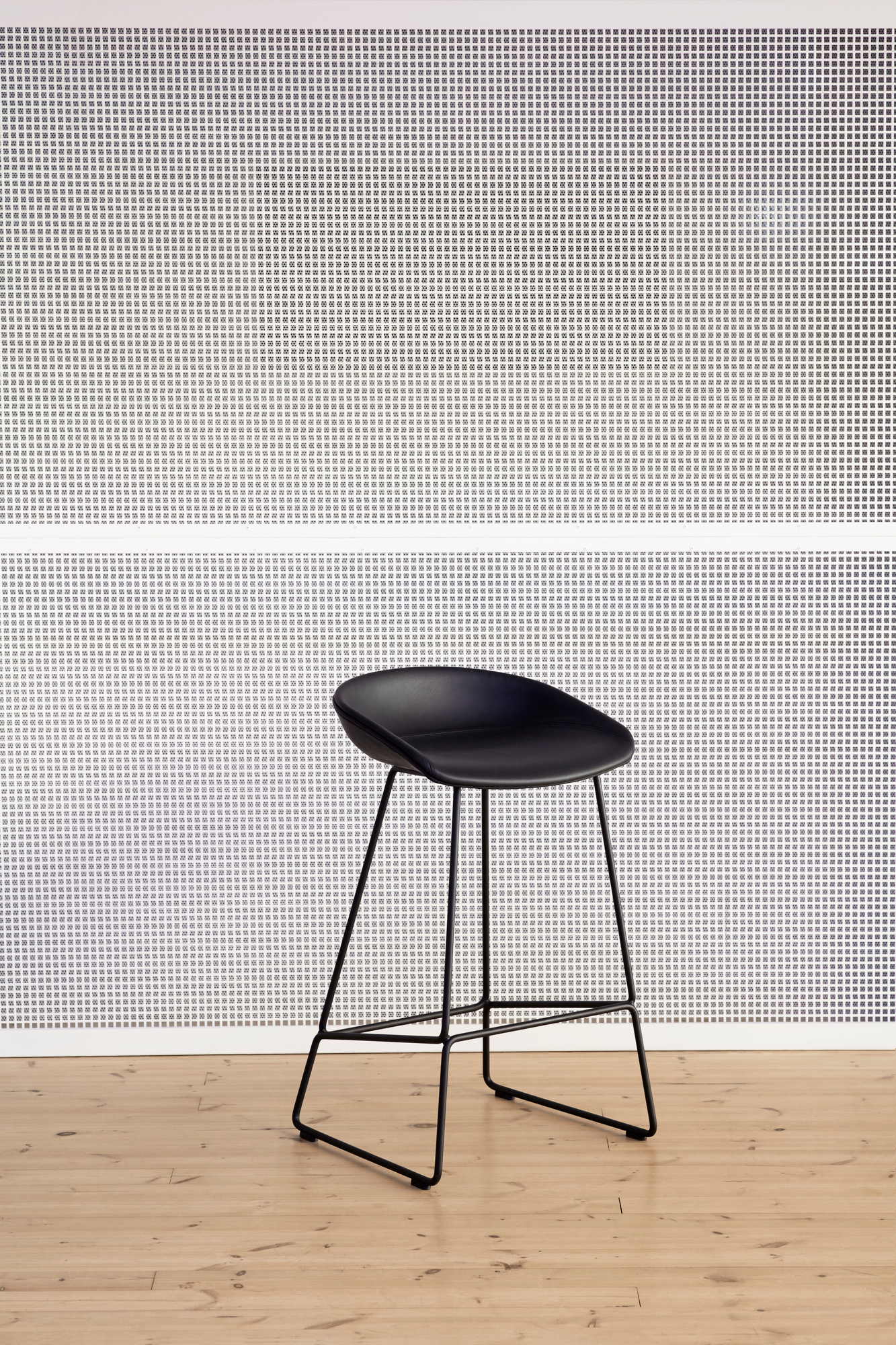 Schwarzer About a Stool AAS 39 Barhocker von Hay mit Vollpolster und Stahlgestell.