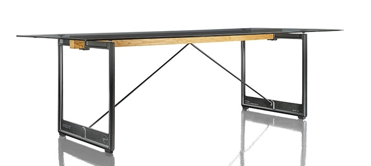 Brut Tisch von Magis mit Glasplatte und Stahlgestell, moderner Esstisch für Esszimmer.