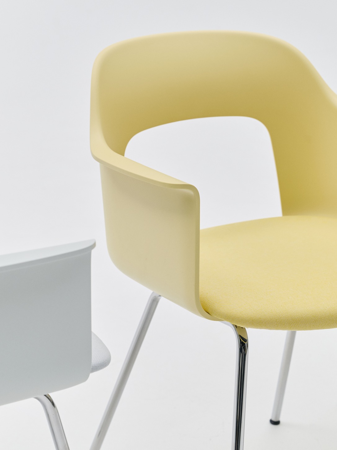 Nahaufnahme des gelben Hay Layout Armchair 213 Armlehnstuhls mit verchromten Beinen, ideal für modernes Wohnen.