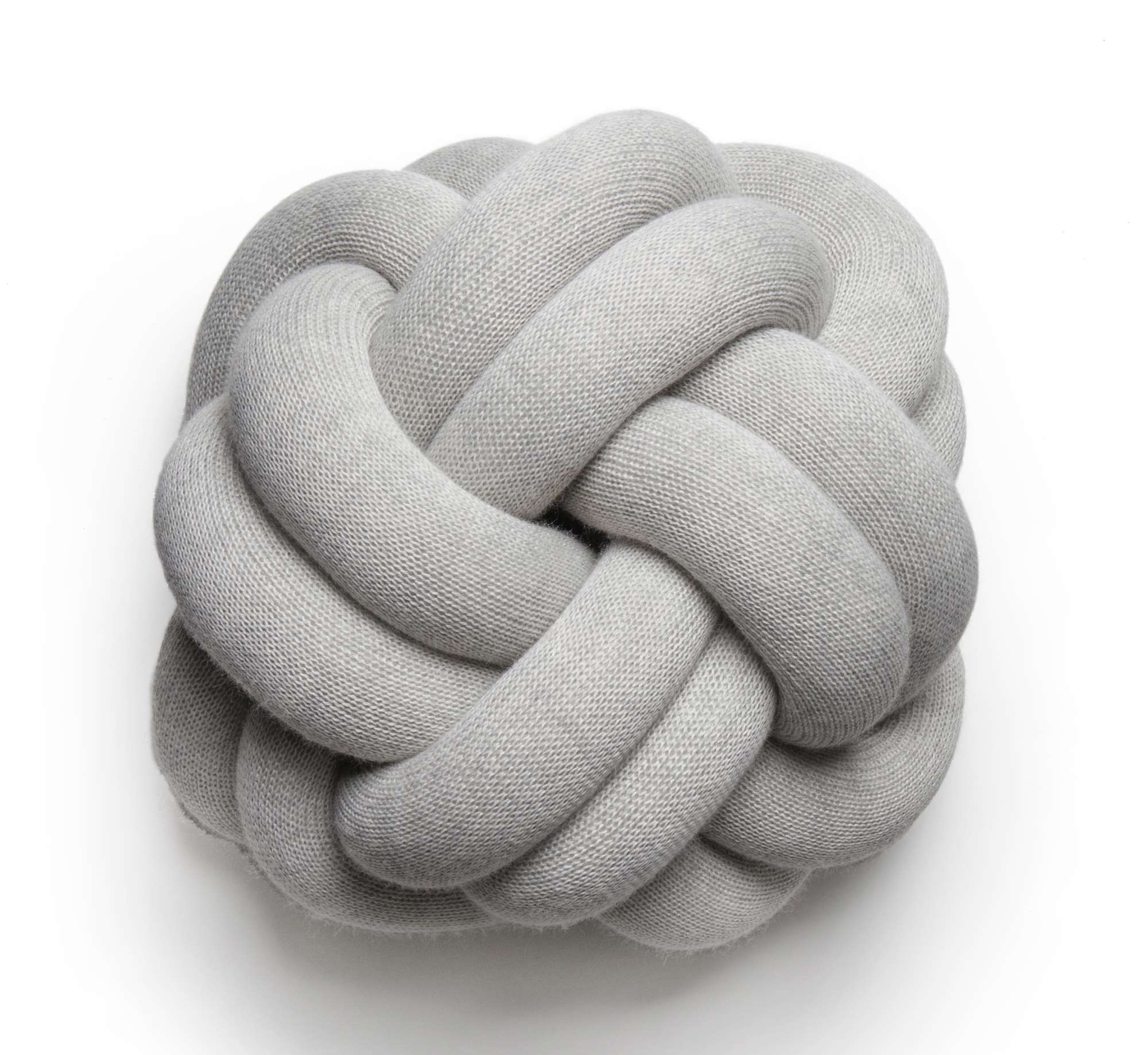 Hellgraues Knot Kissen von Design House Stockholm, dekoratives Wohnaccessoire und modernes Deko Kissen.