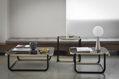 Duet A Beistelltisch von Wiener GTV Design, quadratisch, schwarzes Gestell mit goldener Akzentlinie, moderne Wohnzimmermöbel.