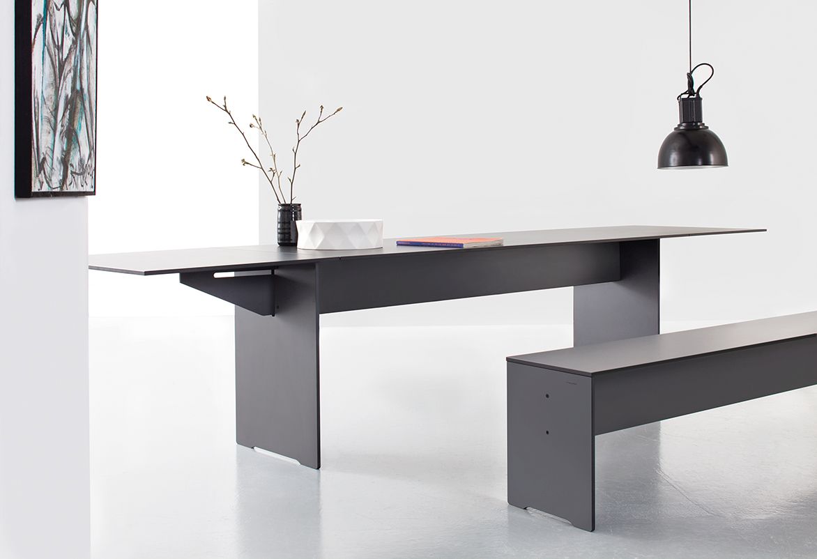 Riva Klapptisch Anthrazit von Conmoto mit Bank in minimalistischem Design für den Außenbereich.