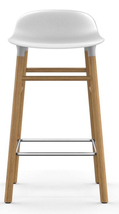 Form Barstool Barhocker von Normann Copenhagen, weiße Sitzfläche und helles Holzgestell, Fußstütze aus Metall.