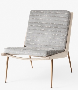 AndTradition Boomerang Sessel HM1: Moderner Lounge Chair mit grauem Polster und hellem Holzgestell für Wohnzimmer.