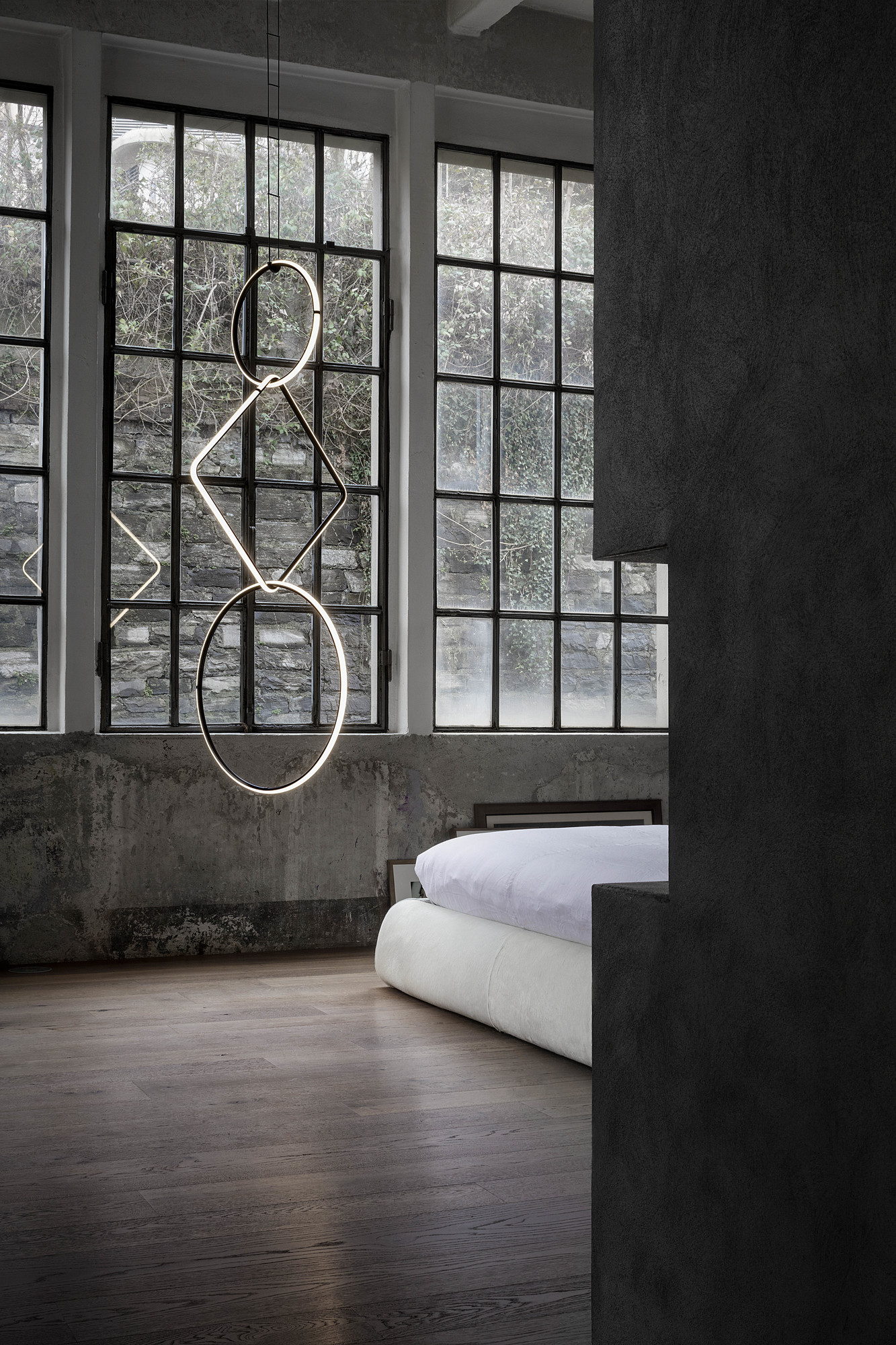 Flos Arrangements Pendelleuchte im Schlafzimmer mit geometrischen Formen aus Kreisen und Quadraten, modernes Design.