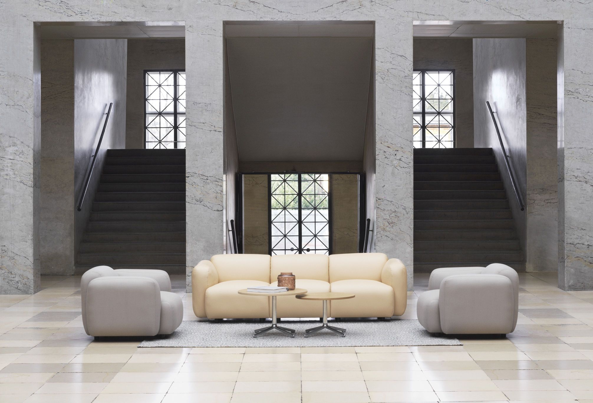Swell Sessel von Normann Copenhagen, cremefarbenes Sofa mit zwei Sesseln und Couchtischen in Marmorhalle.