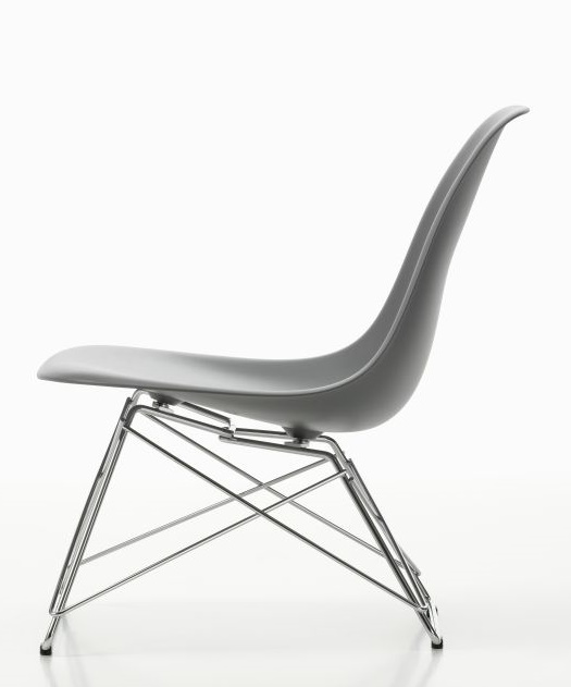 Grauer Eames Plastic Side Chair LSR Stuhl von Vitra mit verchromtem Drahtgestell, Seitenansicht.