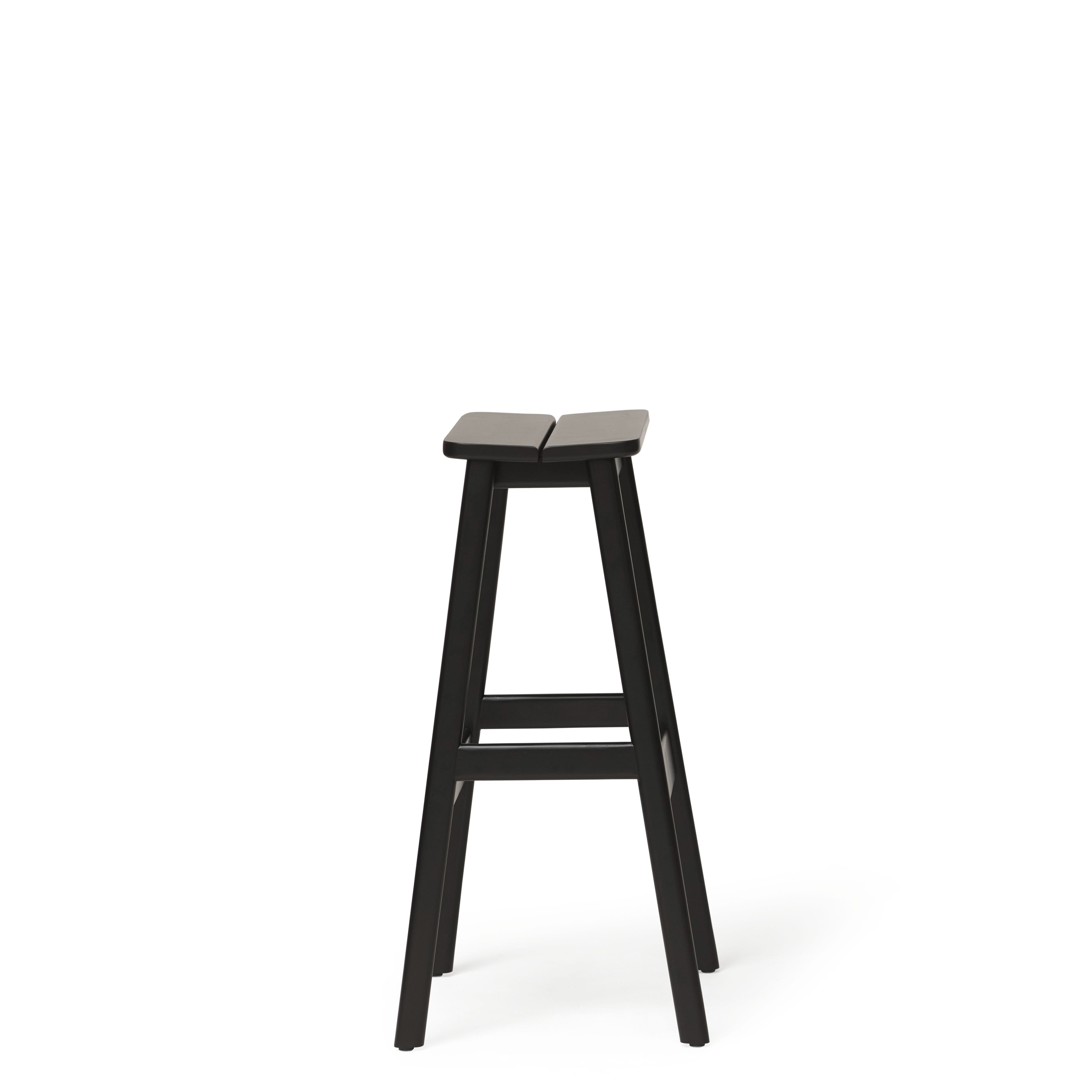 Angle Standard Barhocker von Form & Refine, schwarzer Holz-Barstuhl mit minimalistischem Design.