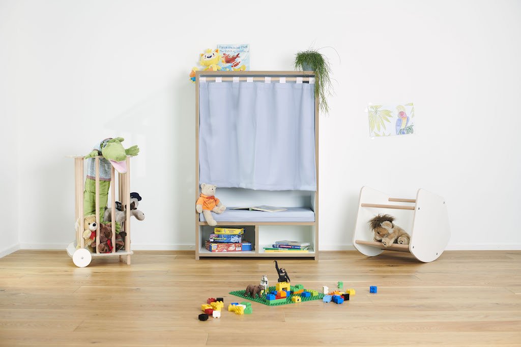 Tojo Kids Nische Lesebox im Kinderzimmer mit Spielzeug, Bauklötzen und Schaukeltier für fantasievolles Spielen.