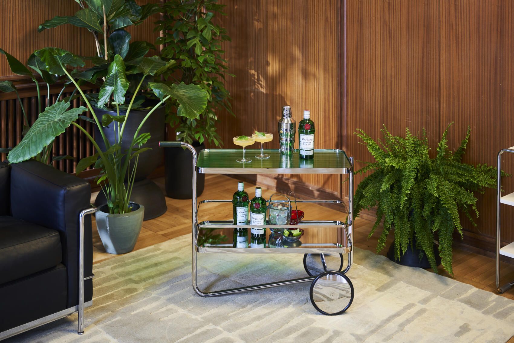S 179 Tanqueray Barwagen von Thonet mit Gin, Shaker und Cocktails in stilvollem Ambiente.