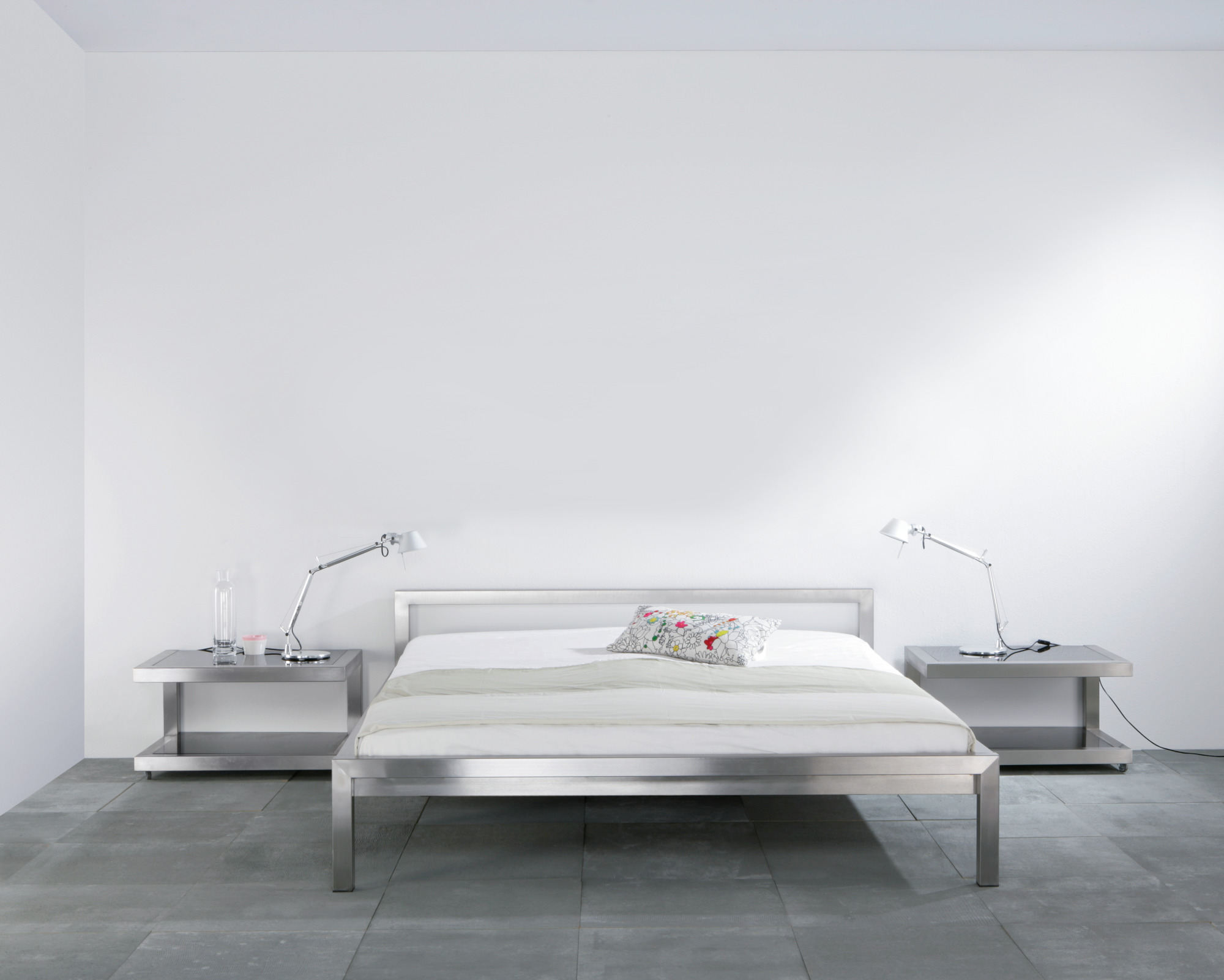 Hans Hansen Pure Bett aus Edelstahl, 160x200 cm, mit Nachttischen und Lampen. Modernes Schlafzimmerdesign.