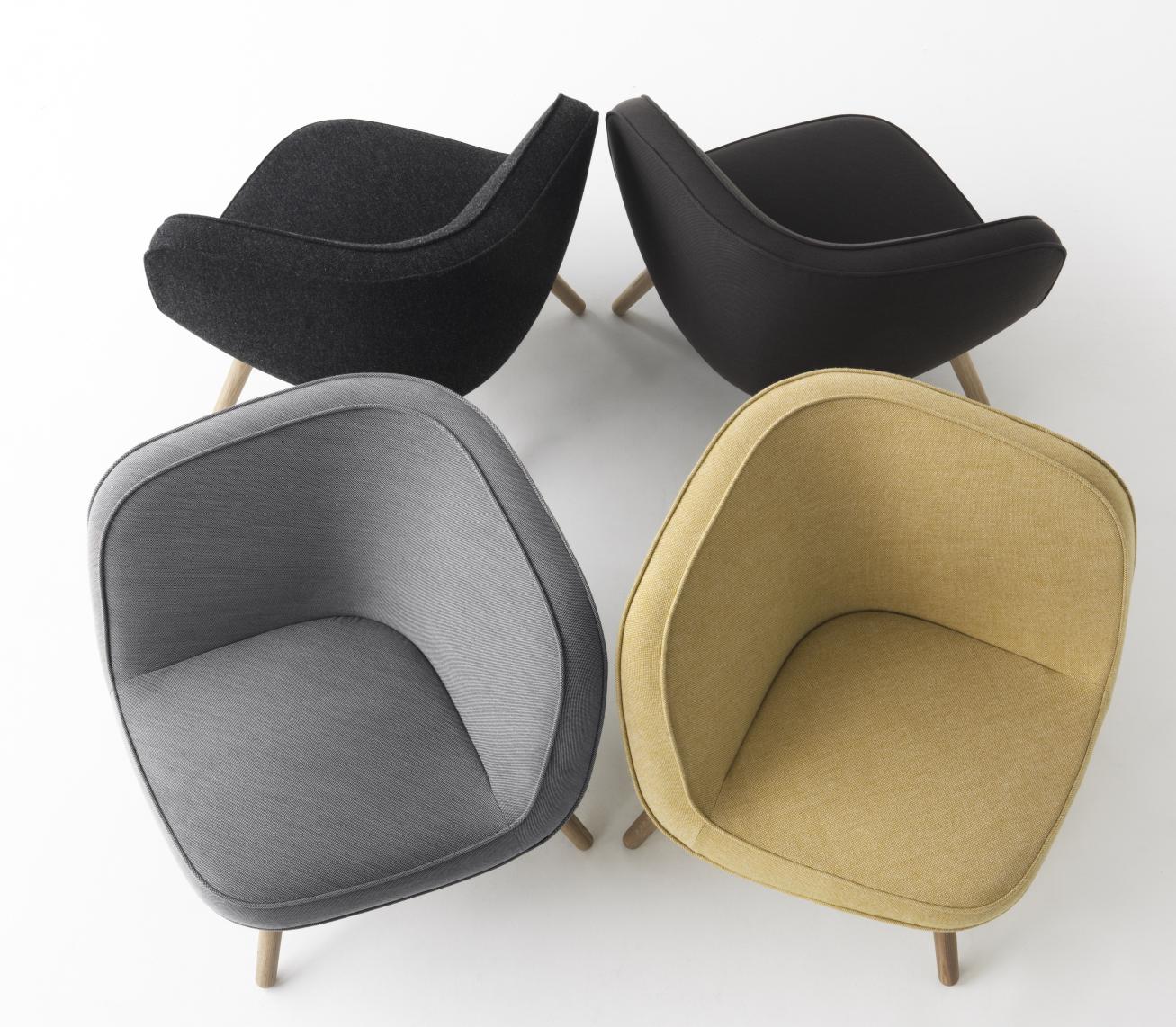 Vier Fritz Hansen Sessel Via57 in Schwarz, Grau und Gelb aus Stoff mit Holzbeinen.