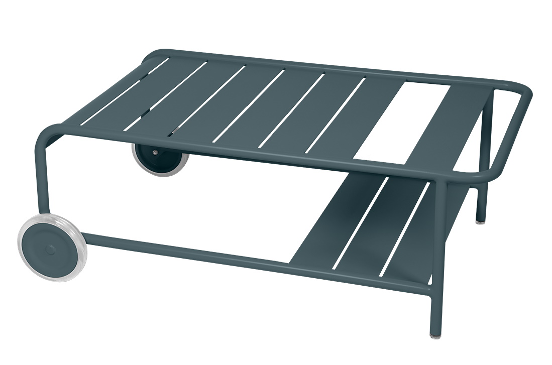 Luxembourg Outdoor Beistelltisch von Fermob in Lagunenblau mit Rollen und Ablagefläche aus Aluminium.