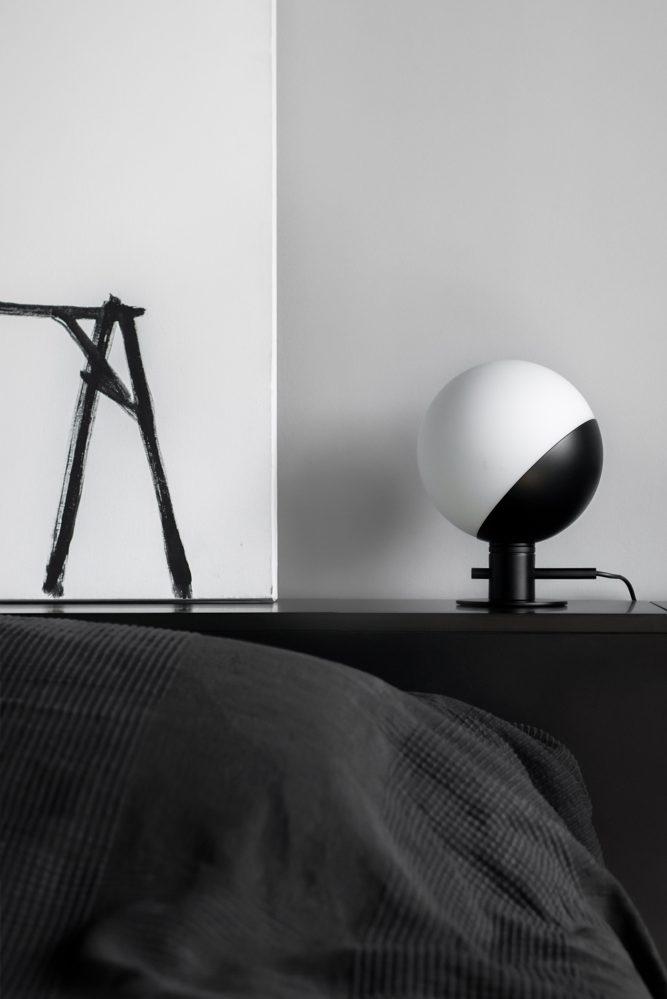 Baluna Lampe: Moderne Tischleuchte von Grupa mit schwarzem Fuß und weißem Lampenschirm.