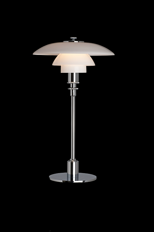 PH 2/1 Tischleuchte von Louis Poulsen mit Opalglas-Schirm und Chromgestell für stimmungsvolle Beleuchtung.