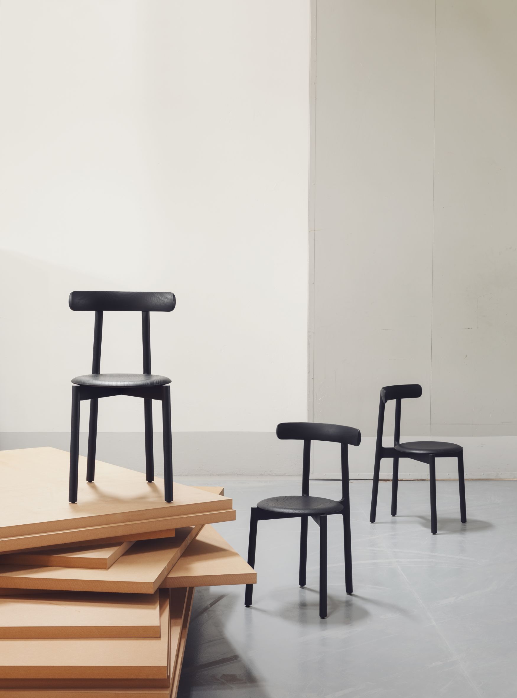 Drei Bice Stühle von Miniforms, Esche Walnuss gebeizt, moderne Holzstühle für Esszimmer und Wohnbereich.
