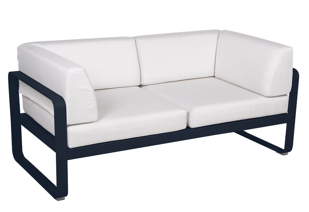 Bellevie 2-Sitzer Outdoor Sofa von Fermob mit dunkelblauem Rahmen und weißen Polstern für Garten und Terrasse.