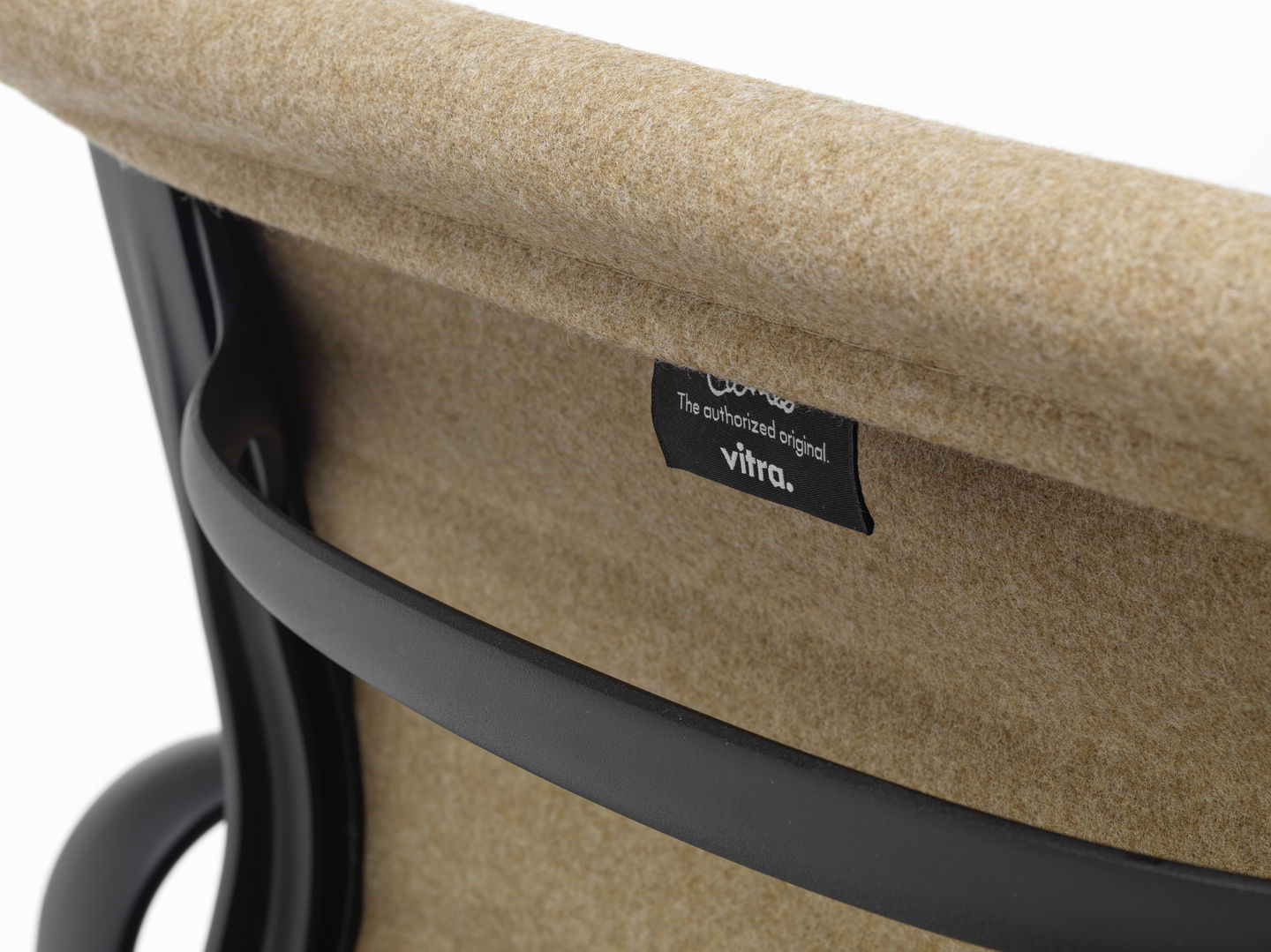 Detailaufnahme Vitra Aluminium Chair EA 132 mit beigem Stoffbezug und schwarzem Rahmen, Label "The authorized original".