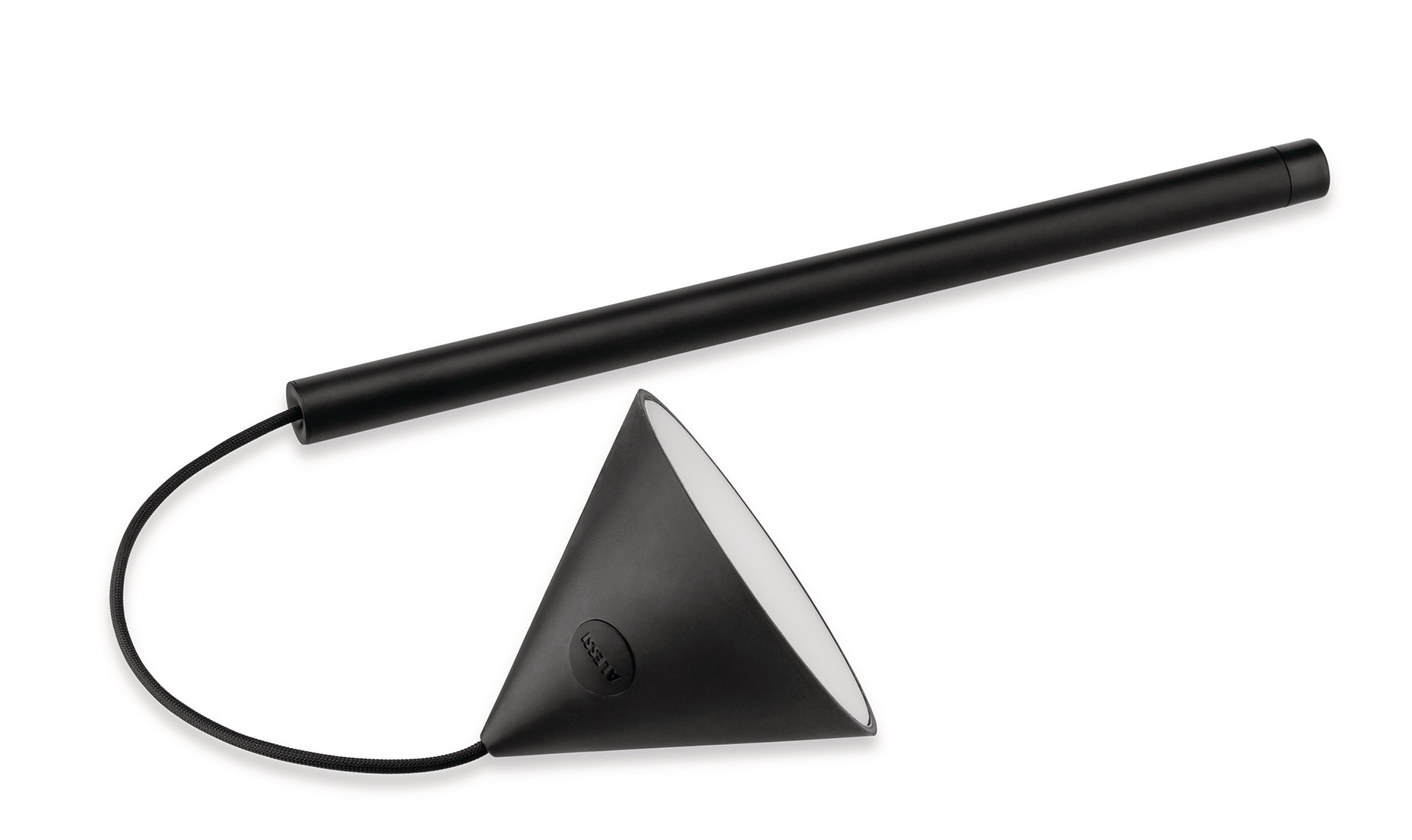 Alessi Tsumiki Akku Leuchte ME01, tragbare Tischleuchte in Schwarz mit dreieckigem Lampenschirm und Stab.
