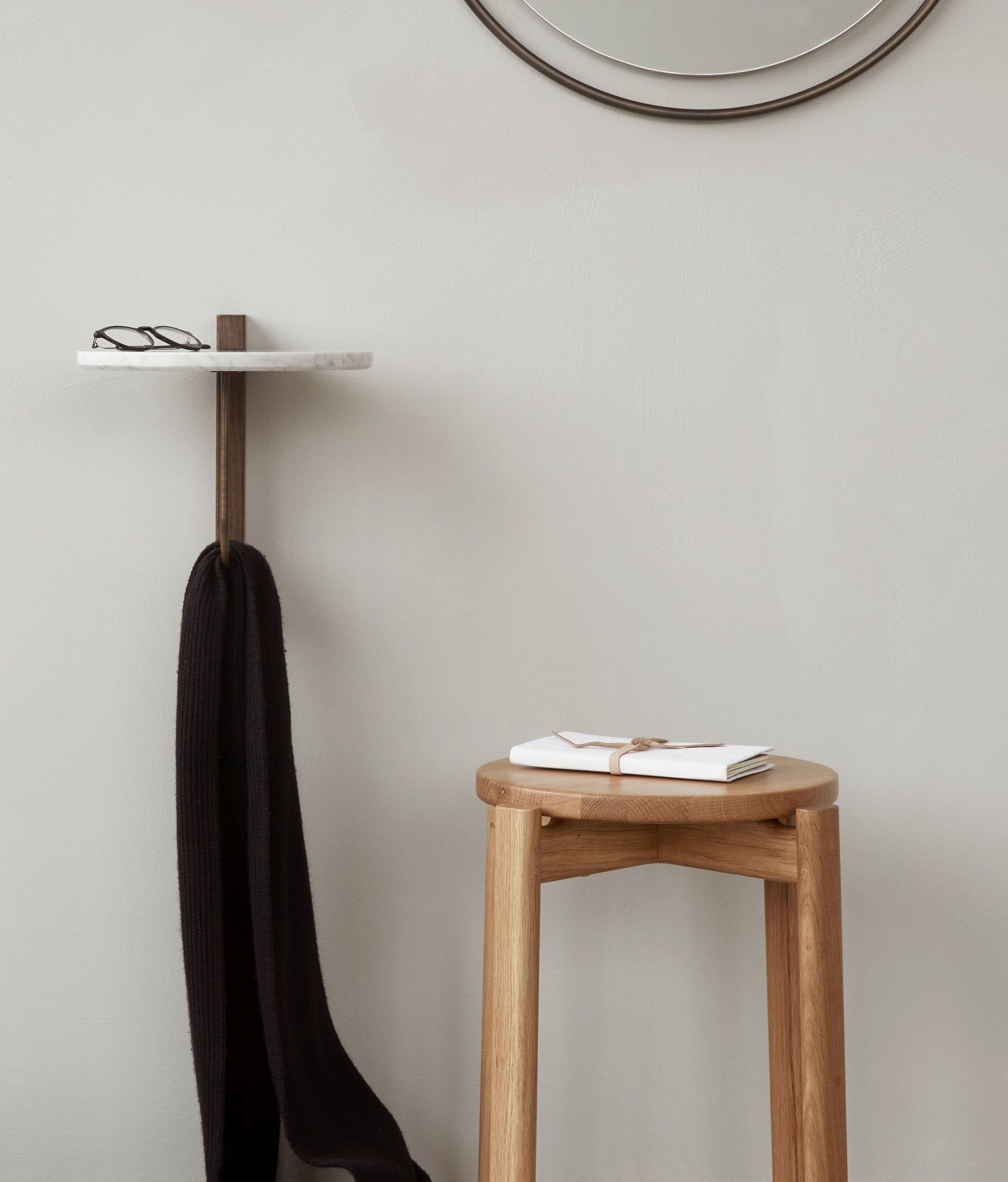 Passage Stool Hocker von Audo Copenhagen aus Holz mit Notizbuch und minimalistischem Design.
