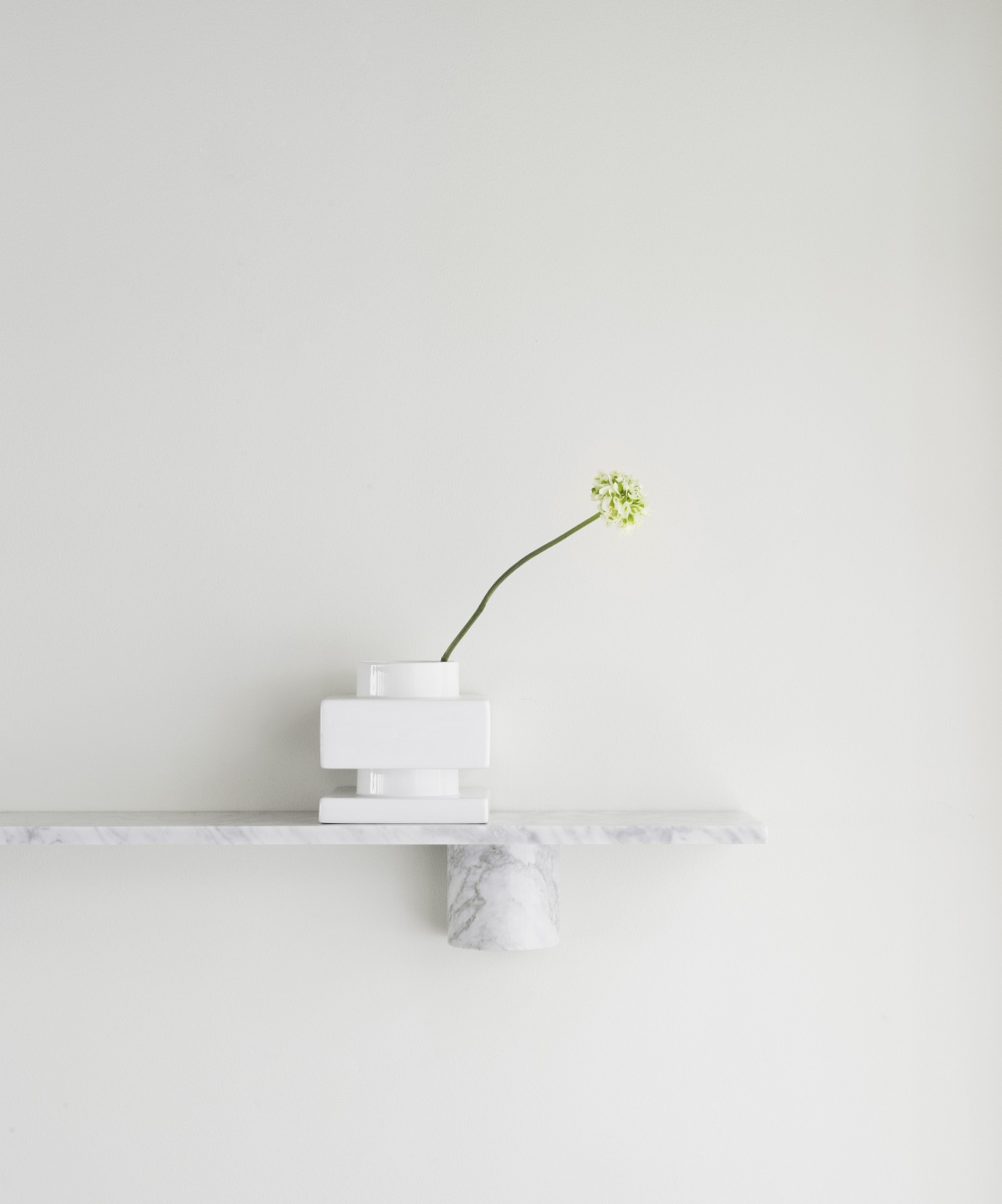 Sten Regal von Normann Copenhagen, 120 cm, aus Marmor mit weißer Vase und Blume.