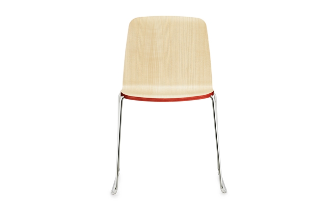 Just Chair Stuhl von Normann Copenhagen, helles Holz, minimalistisches Design mit verchromten Beinen.