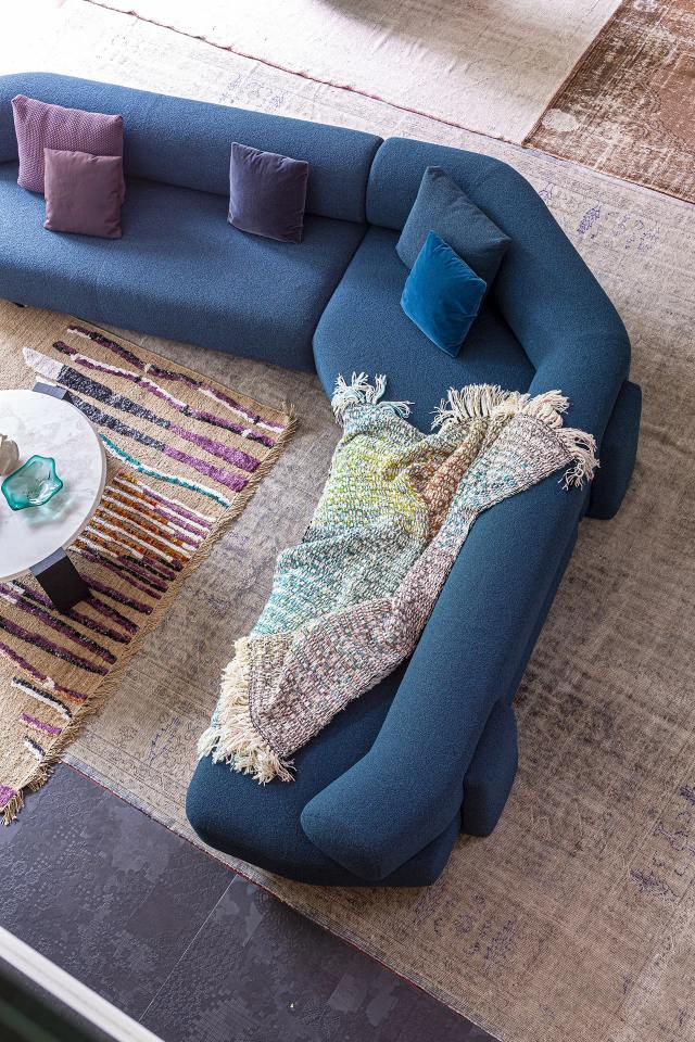 Blaues Gogan Sofa von Moroso, 3-Sitzer Kombination mit Kissen und Decke, Ansicht von oben.