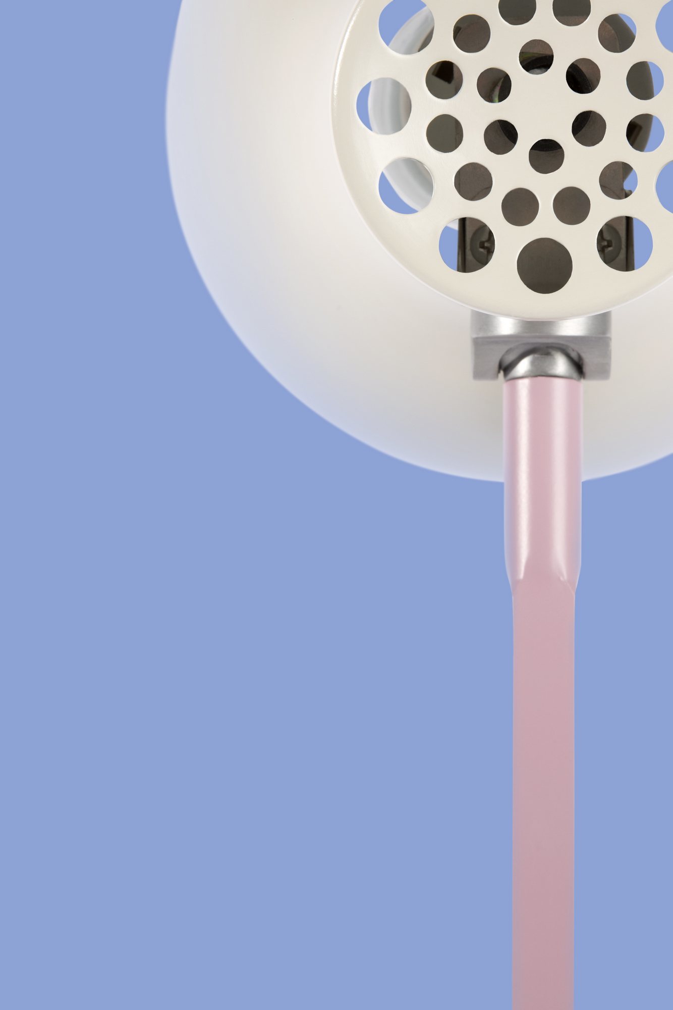 Detailaufnahme der Anglepoise Type 75 Paul Smith Tischleuchte in Weiß und Rosa vor blauem Hintergrund.