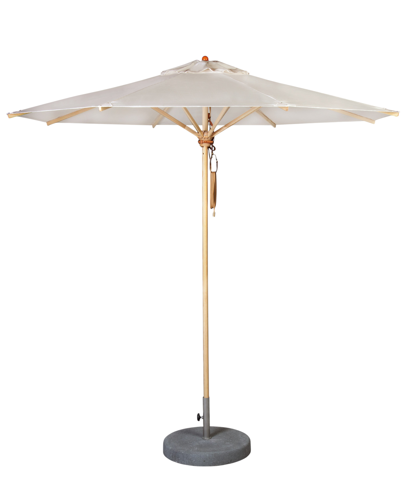 Weishäupl Schirm: Klassischer Sonnenschirm mit hellem Stoff, Holzgestell und grauem Betonsockel für Garten und Terrasse.