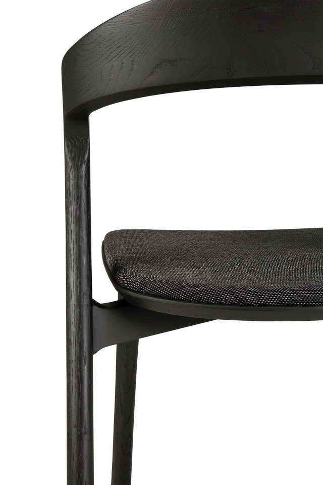 Detailaufnahme des Bok Stuhls von Ethnicraft: Schwarzer Holzstuhl mit Stoffbezug, modernes Design für Esszimmer und Wohnbereich.