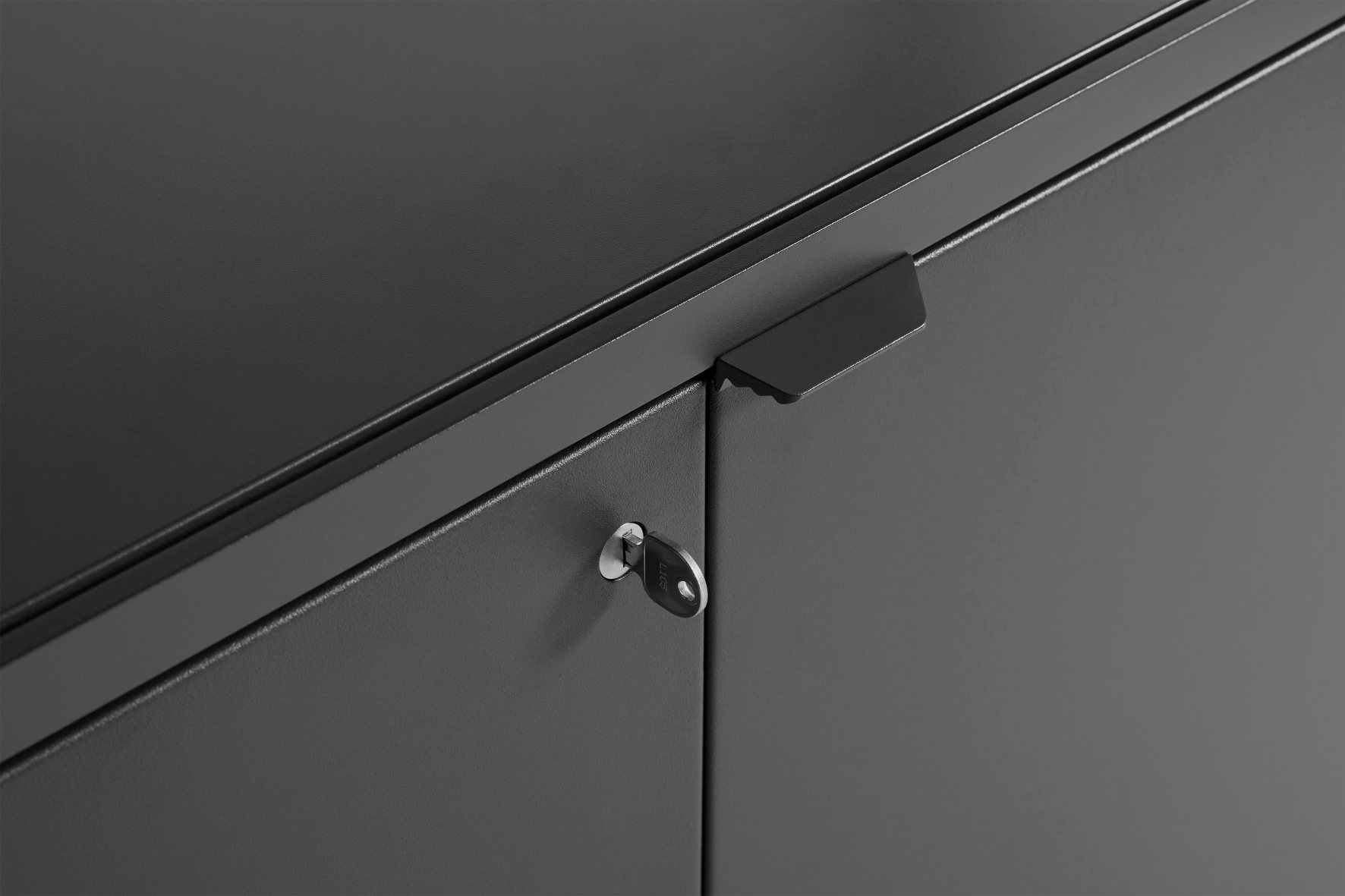 Detailaufnahme: New Order Sideboard von Hay, abschließbare Tür mit Schlüssel, modernes Stauraum Möbel.