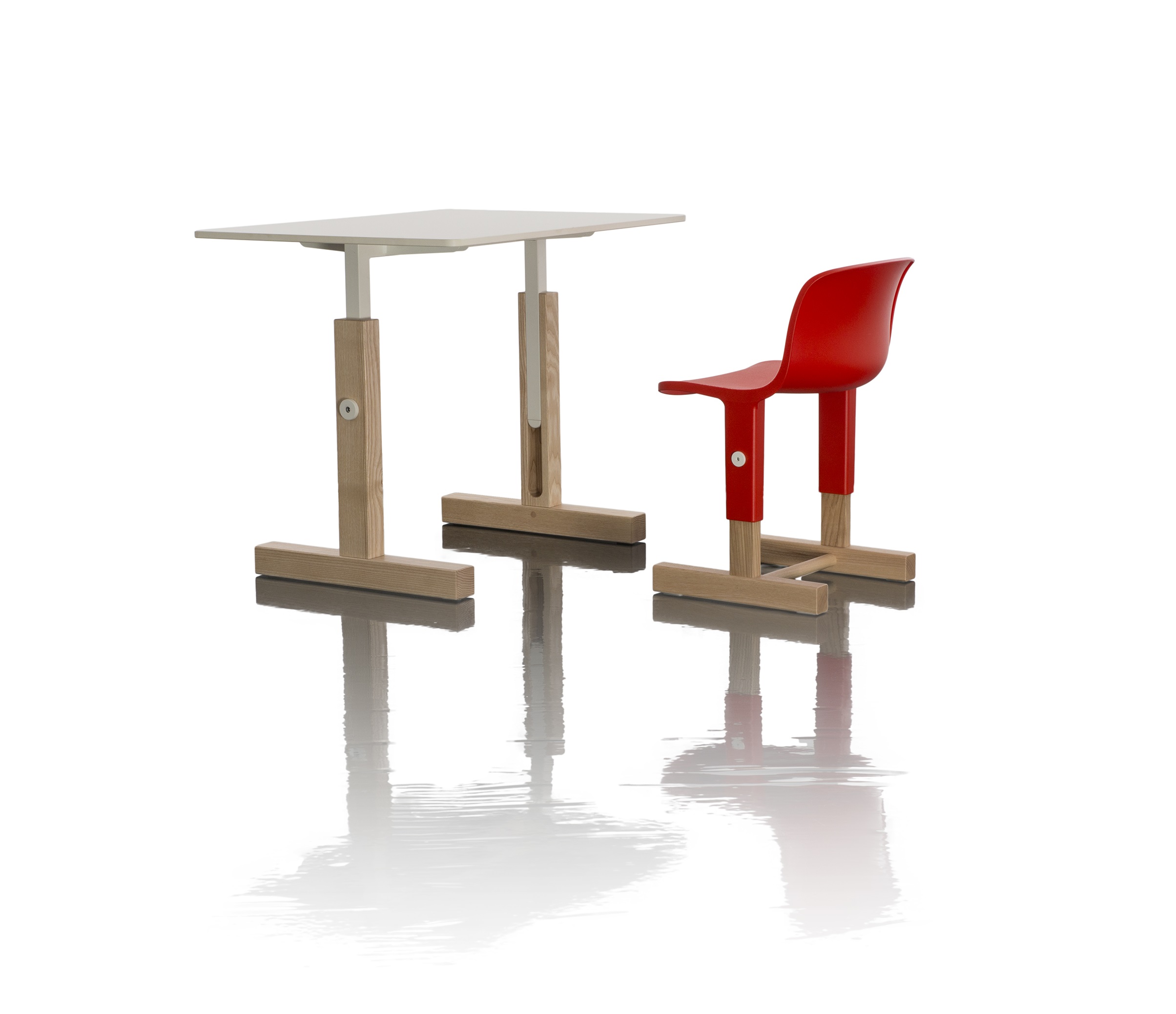 Little Big Chair von Magis: Höhenverstellbarer Kinderstuhl in Rot und Holztisch mit weißer Platte.