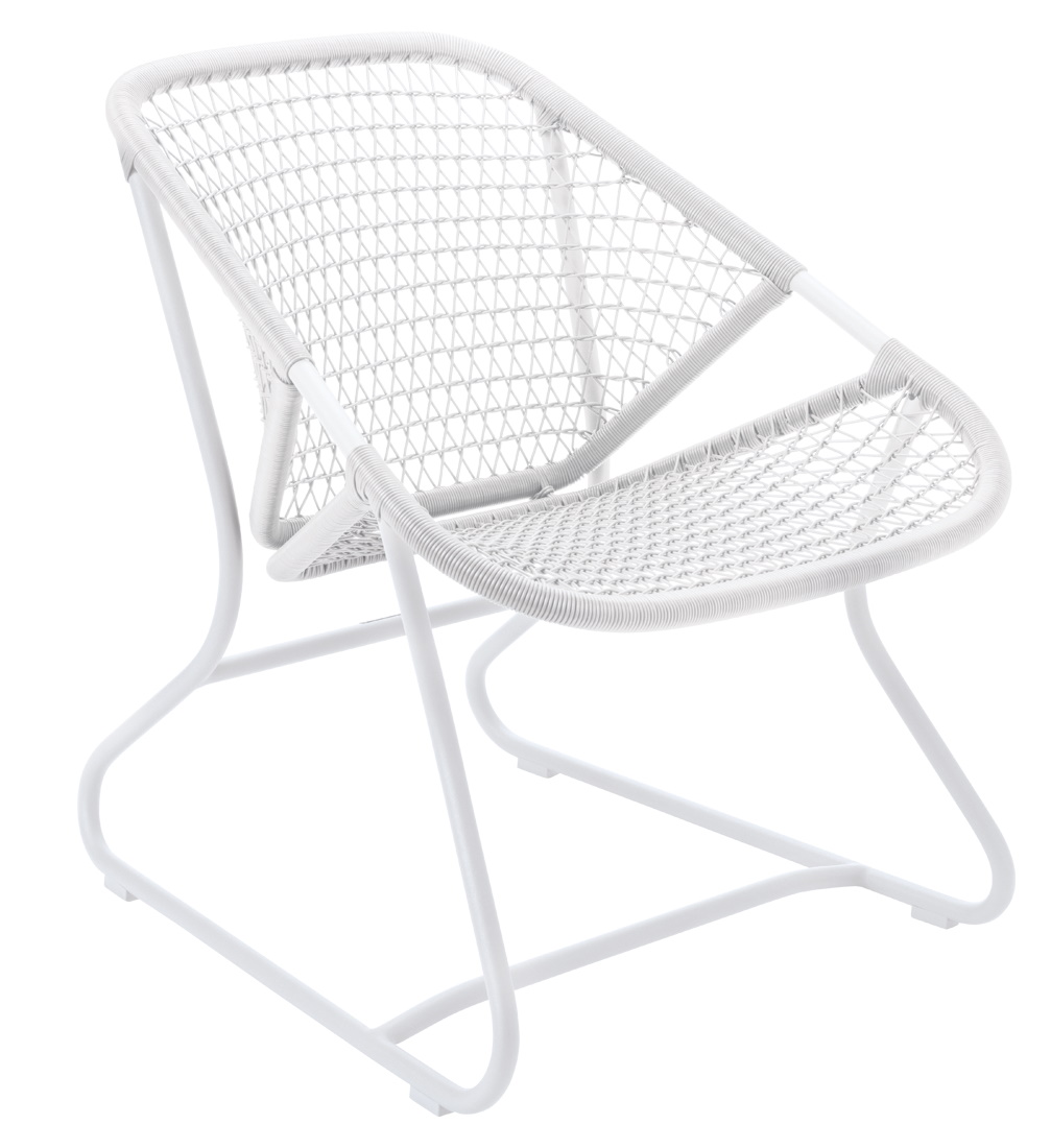Weißer Sixties Outdoor Sessel von Fermob mit filigraner, geflochtener Sitzfläche und modernem Metallgestell.