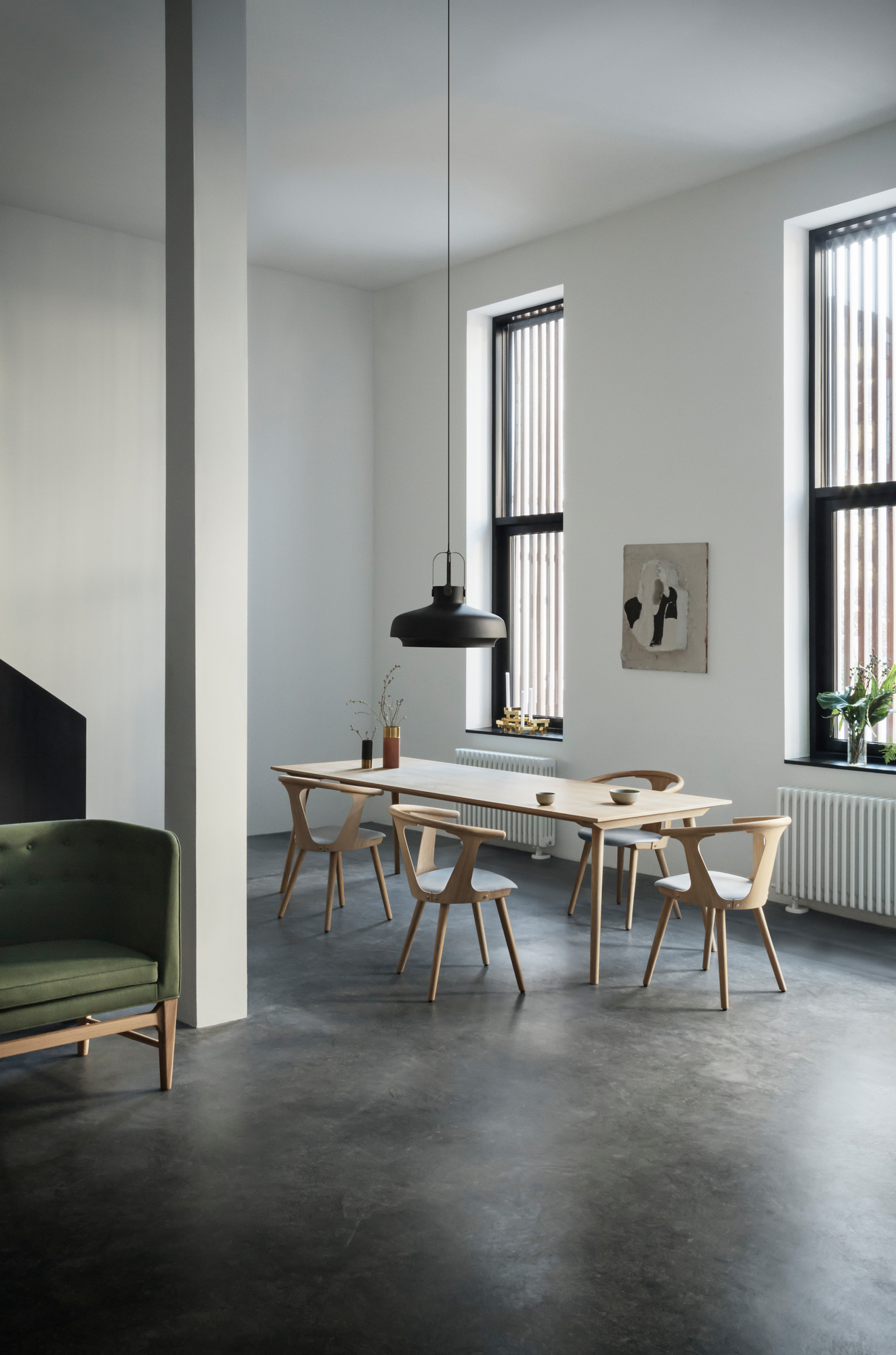 Esszimmer mit Esstisch, Stühlen und AndTradition Copenhagen SC7 Pendelleuchte in einem hellen, modernen Raum.